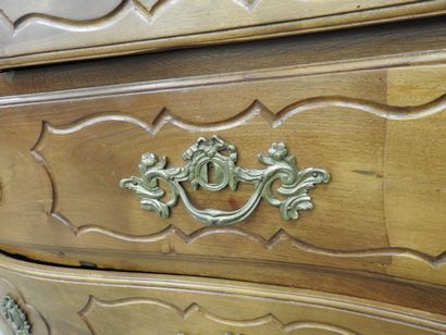 COMMODE en bois naturel, la façade légèrement...