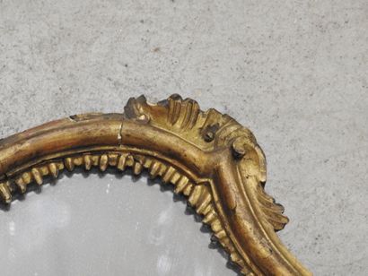 MIROIR chantourné en bois mouluré sculpté...