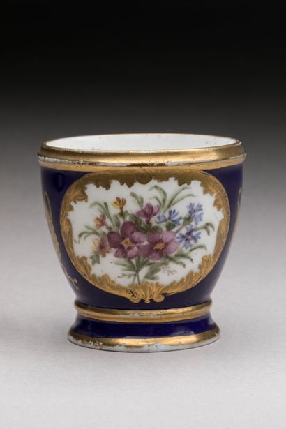 SEVRES :
Soft-paste porcelain egg cup with...