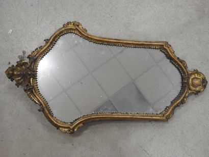 MIROIR chantourné en bois mouluré sculpté...