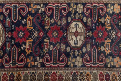 CAUCASE : Tapis galerie en laine. 287 x 96...