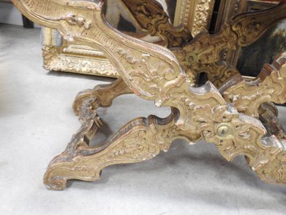 PAIRE DE PLOYANTS en bois mouluré sculpté...