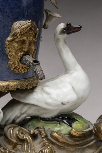 FONTAINE A PARFUM en porcelaine et bronze...