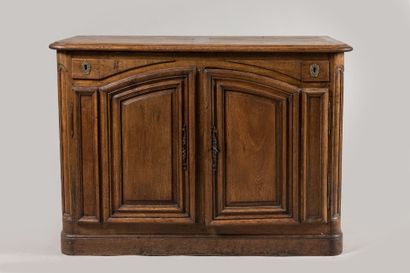 BUFFET DE BOISERIE en chêne mouluré, ouvrant...