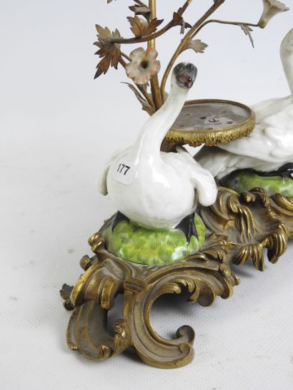 FONTAINE A PARFUM en porcelaine et bronze...