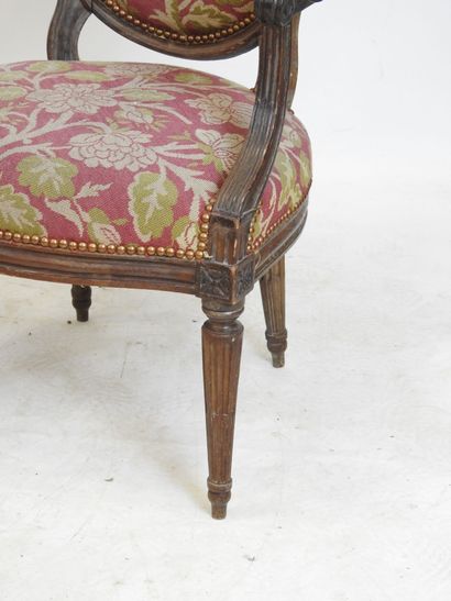 PAIR OF ARMCHAIRS in molded and carved natural...