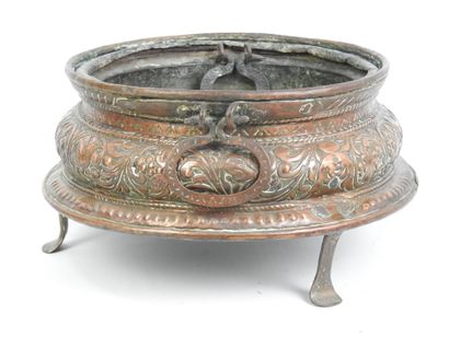 GRAND BRASERO en cuivre repoussé. Frise de...