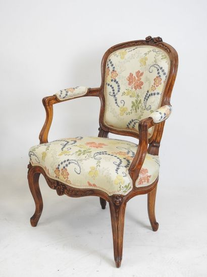 PAIRE DE FAUTEUILS cabriolet en bois naturel...