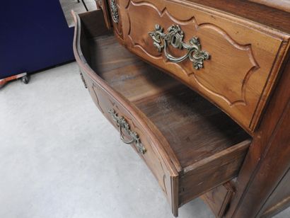 COMMODE en bois naturel, la façade légèrement...