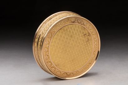 RARE round box in guilloché gold decorated...