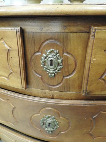 COMMODE en bois naturel, la façade légèrement...