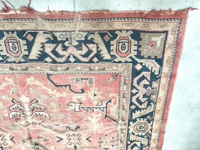 SMYRNE, Turquie : Tapis en laine à décor...