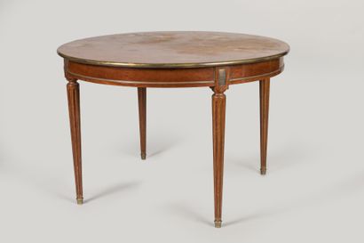 TABLE ronde en acajou, à bandeau foncé de...