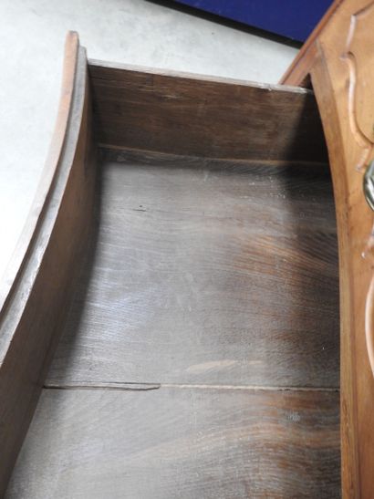 COMMODE en bois naturel, la façade légèrement...