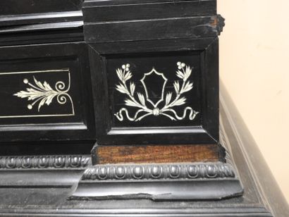 CABINET en chêne et placage d'ébène à riche...