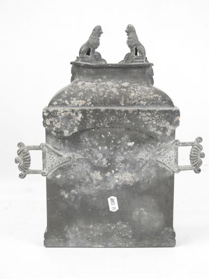 PETITE FONTAINE
en étain argenté à décor...