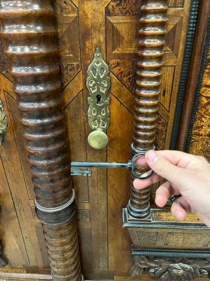 Importante ARMOIRE en bois naturel, bois...