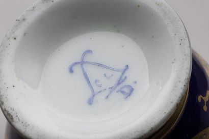 SEVRES :
Soft-paste porcelain egg cup with...