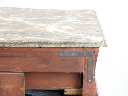 COMMODE TOMBEAU en noyer sculpté de rocailles,...