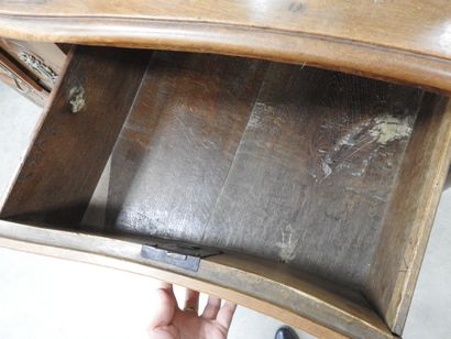 COMMODE en bois naturel, la façade légèrement...