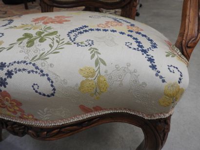 PAIRE DE FAUTEUILS cabriolet en bois naturel...