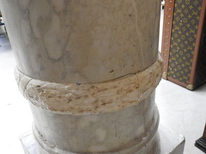 COLONNE circulaire en bois et stuc à l'imitation...