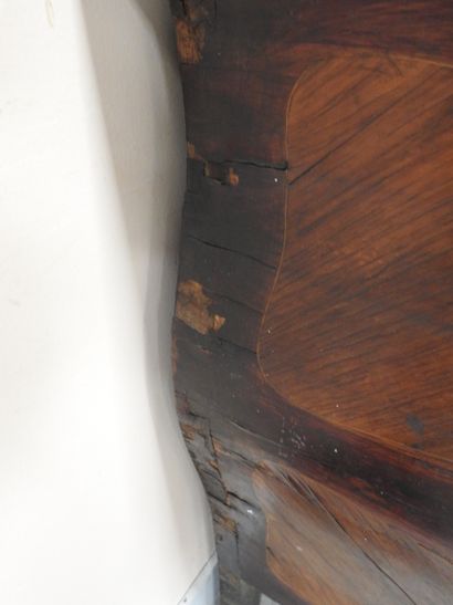 COMMODE TOMBEAU en bois de placage et marqueterie,...