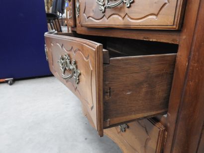 COMMODE en bois naturel, la façade légèrement...