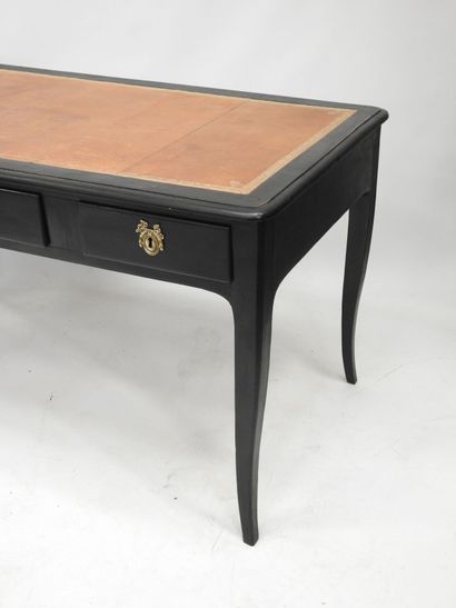 BUREAU PLAT en bois relaqué noir de forme...