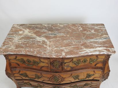 COMMODE TOMBEAU en noyer sculpté de rocailles,...