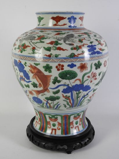 CHINA - 19th century
Porcelain baluster jug...