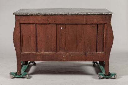 COMMODE TOMBEAU en bois de placage et marqueterie,...