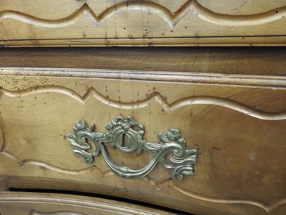 COMMODE en bois naturel, la façade légèrement...