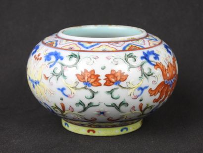 CHINA - 20th century
Small polychrome enameled...