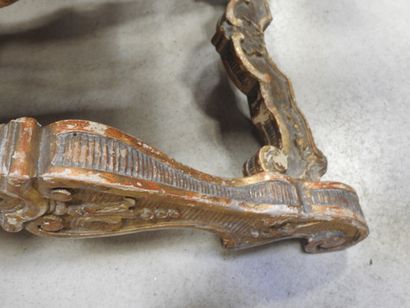 PAIRE DE PLOYANTS en bois mouluré sculpté...