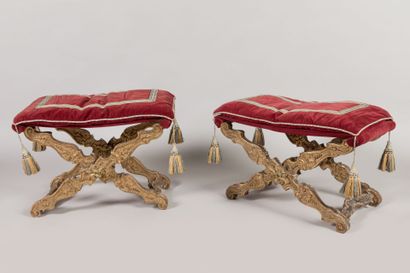 PAIRE DE PLOYANTS en bois mouluré sculpté...