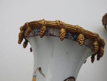 CHINE : Deux vases montés pouvant former...