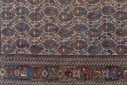 TAPIS D'ORIENT en laine à décor de botehs....