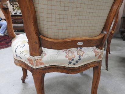 PAIRE DE FAUTEUILS cabriolet en bois naturel...