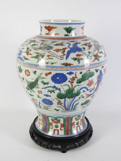 CHINA - 19th century
Porcelain baluster jug...