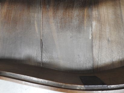 COMMODE en bois naturel, la façade légèrement...