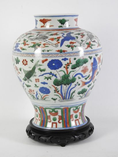 CHINA - 19th century
Porcelain baluster jug...