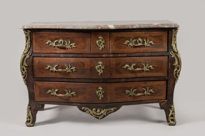 COMMODE TOMBEAU en bois de placage et marqueterie,...