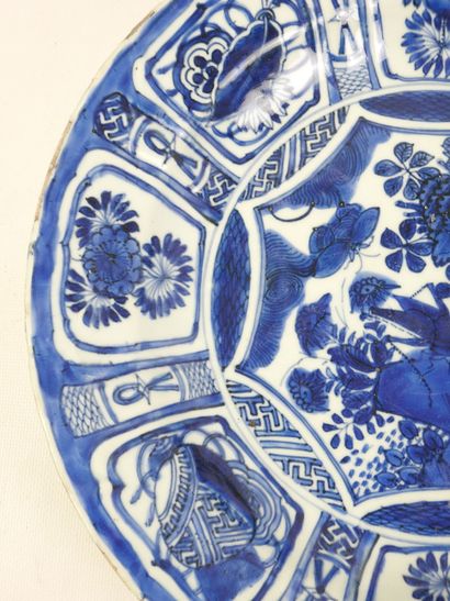 CHINA: Large blue-glazed Kraak porcelain...