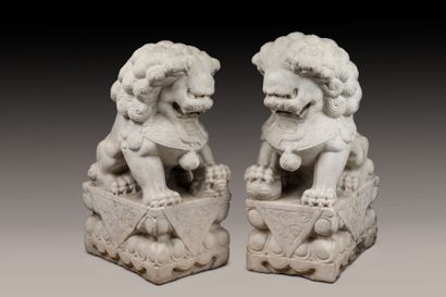 CHINA: Pair of Fö ball dogs in richly carved...