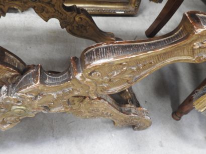 PAIRE DE PLOYANTS en bois mouluré sculpté...