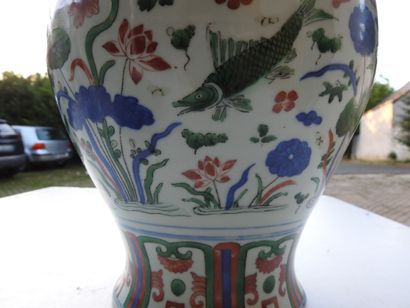 CHINA - 19th century
Porcelain baluster jug...