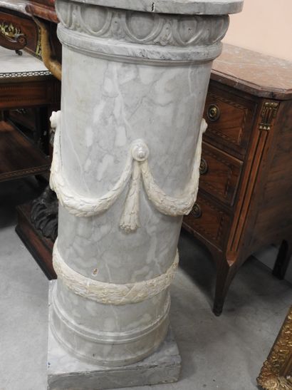 COLONNE circulaire en bois et stuc à l'imitation...