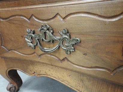 COMMODE en bois naturel, la façade légèrement...