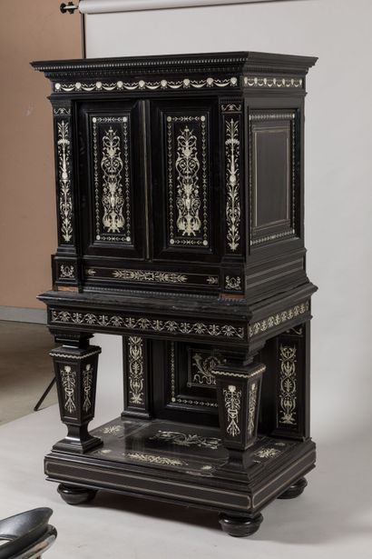 CABINET en chêne et placage d'ébène à riche...
